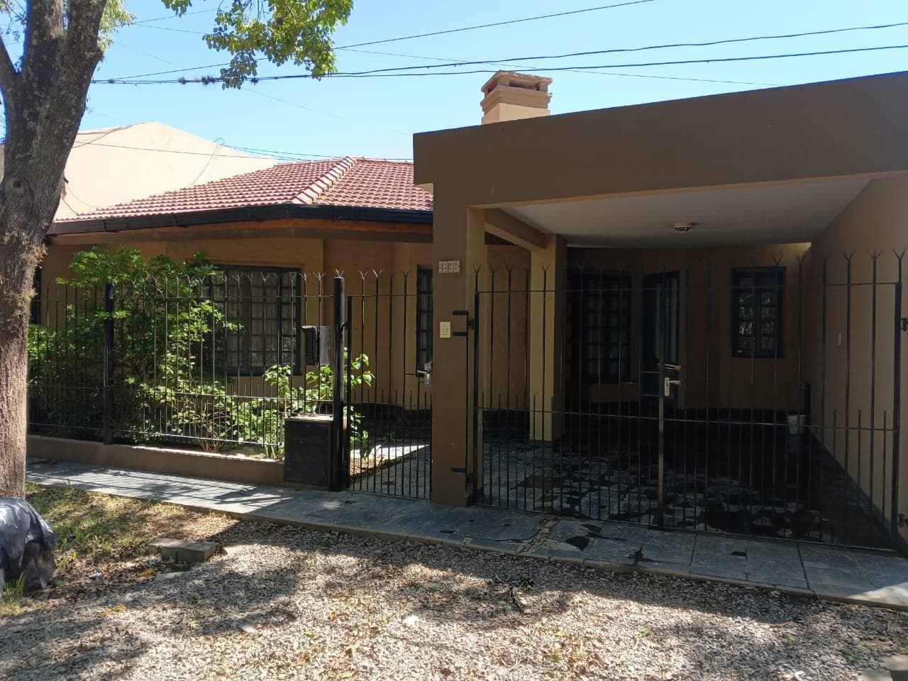 VELEZ SARSFIELD N° 1833 - ¡Casa en alquiler!